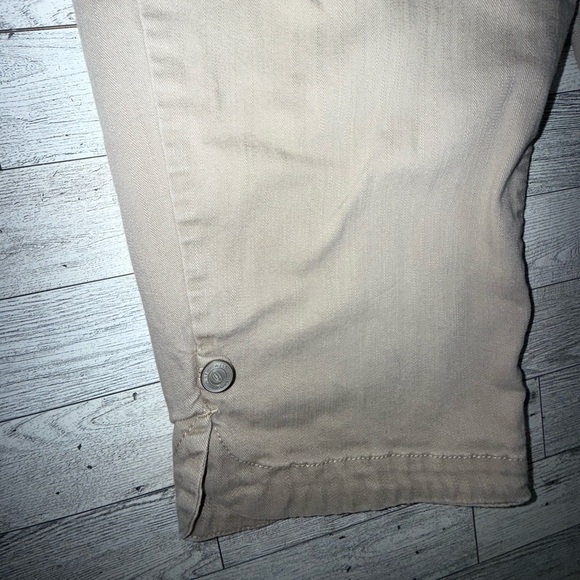 Nine West Khaki Bermuda Shorts women’s size 8 - Picture 4 of 6